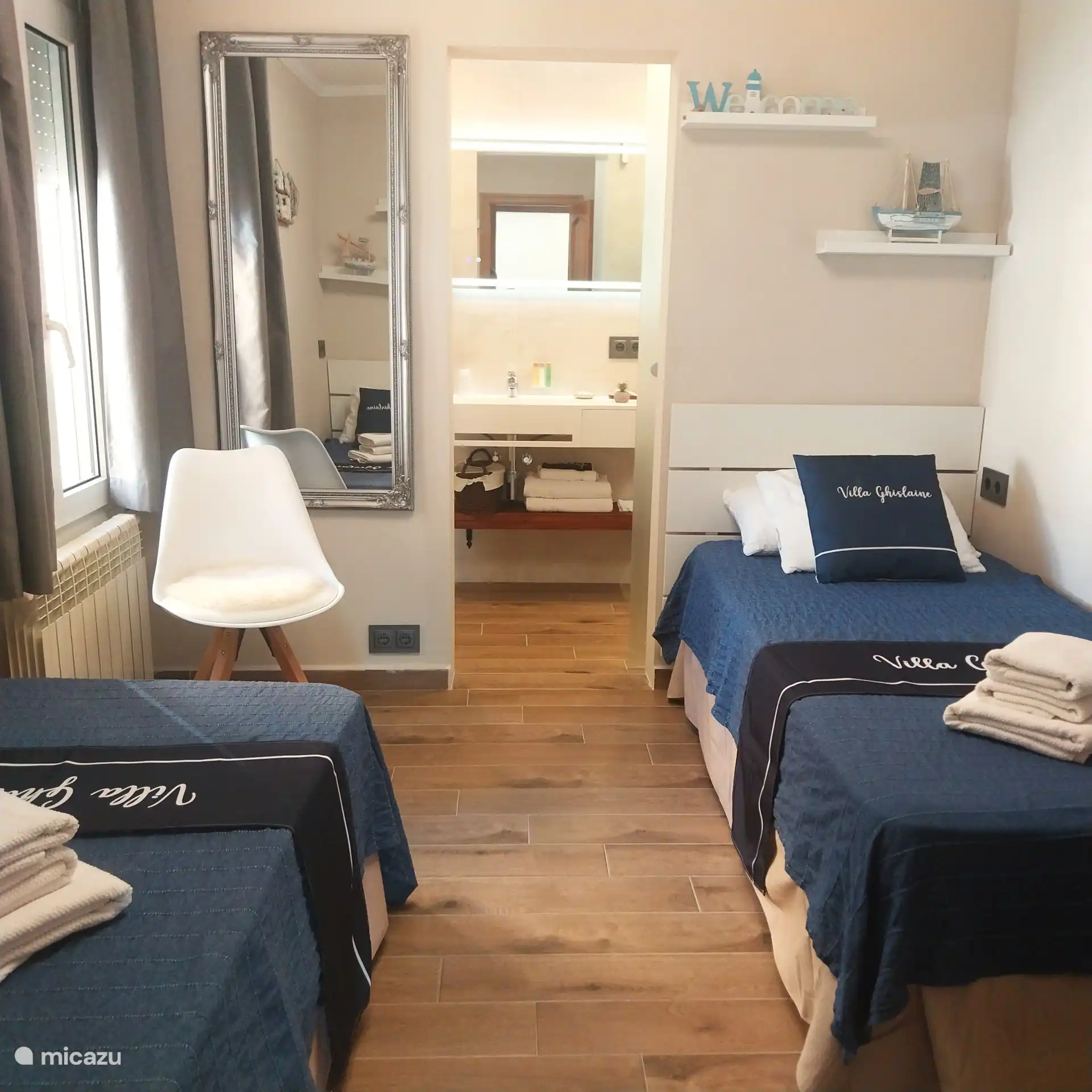2nd Bedroom, a suite with two single beds, wardrobe, large mirror and direct access to the 2nd bathroom. The room is equipped with air conditioning or fan, according to your choice.