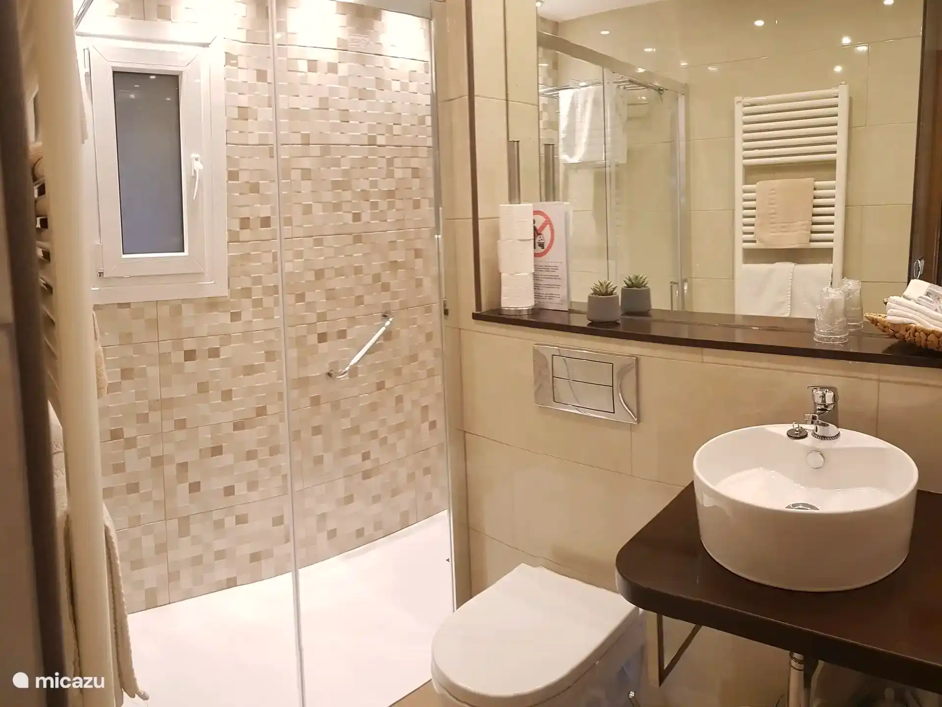 ..... en met instap regendouche 75 cm x 200 cm. 