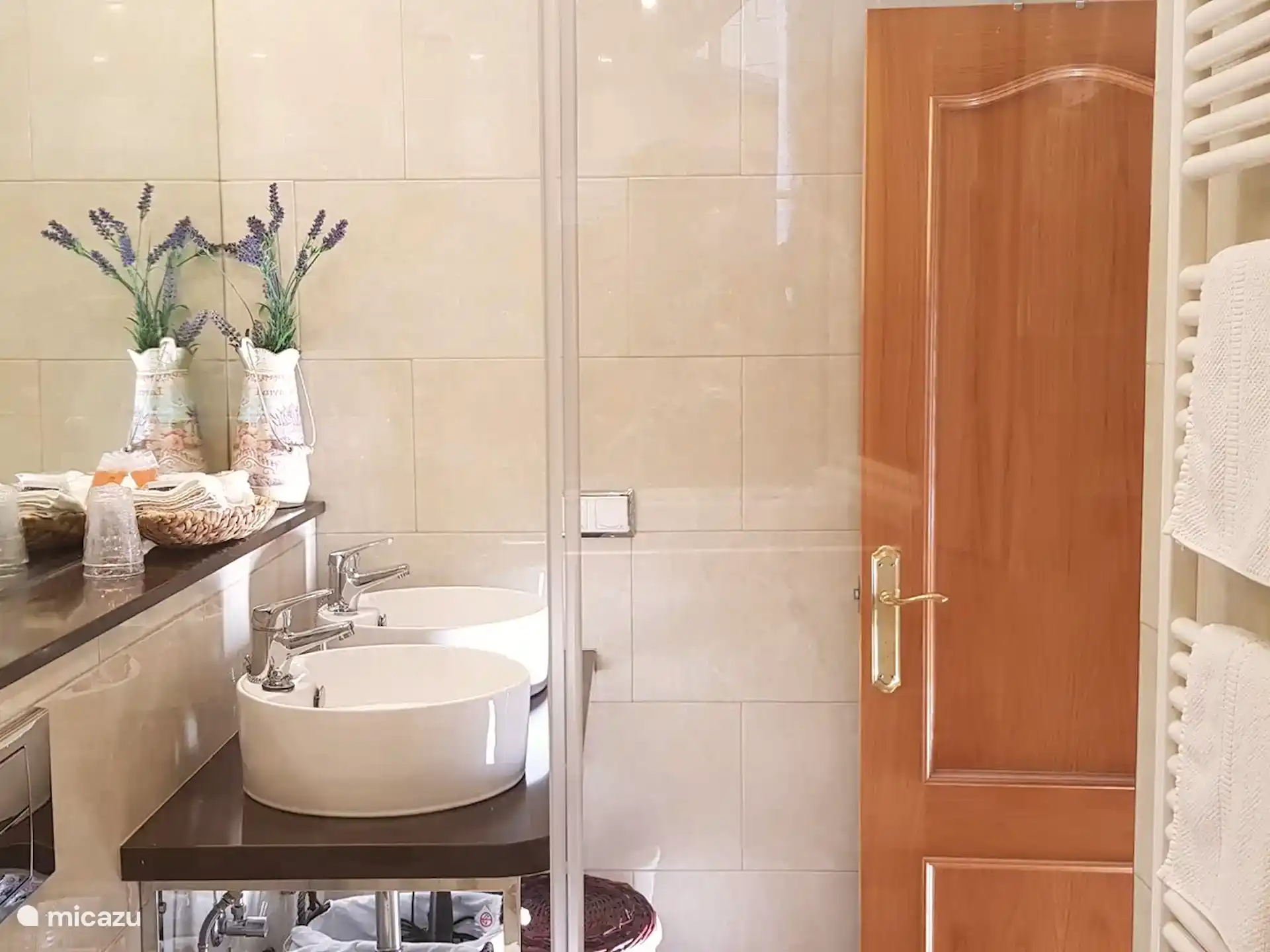 1 ste badkamer ; Komplete badkamer  met twee wastafels, haardroger, handdoekrek, toilet......