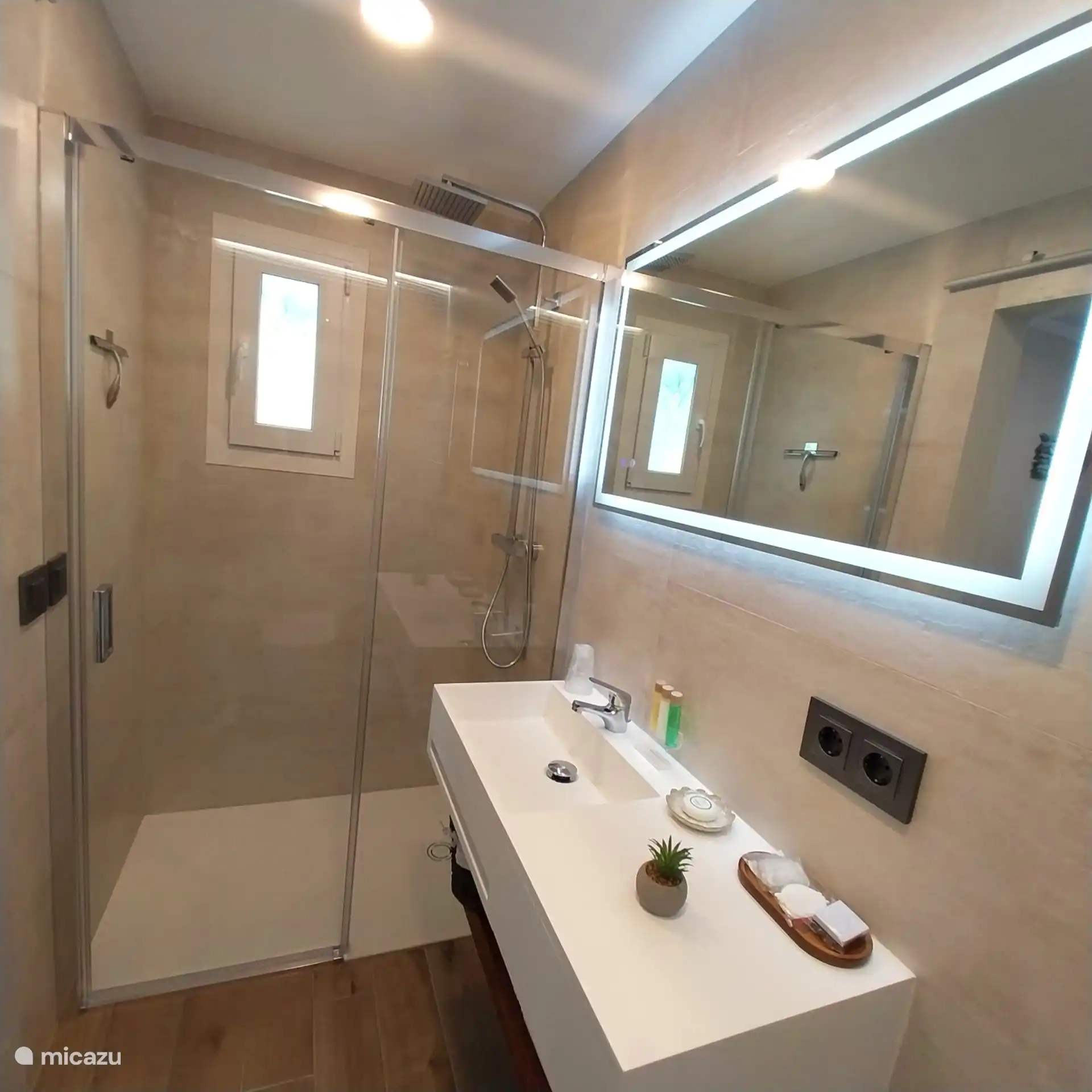 ... and with rain shower 80cm x 120cm. With amenities for your comfort and enjoyment.