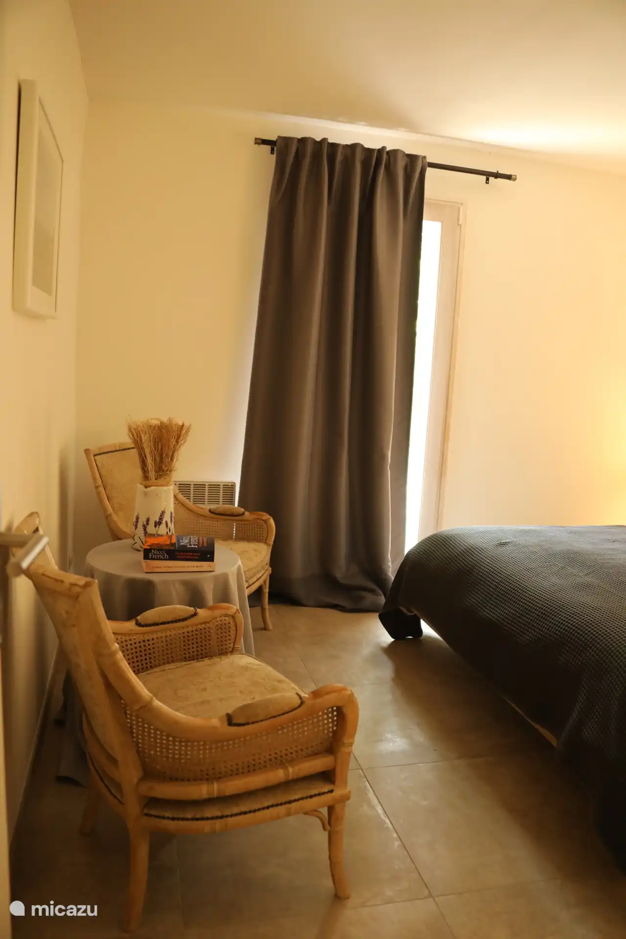 Schlafzimmer 1 (Kingsize-Bett), mit Tisch und 2 Sitzplätzen, Fenstertür zum Garten.