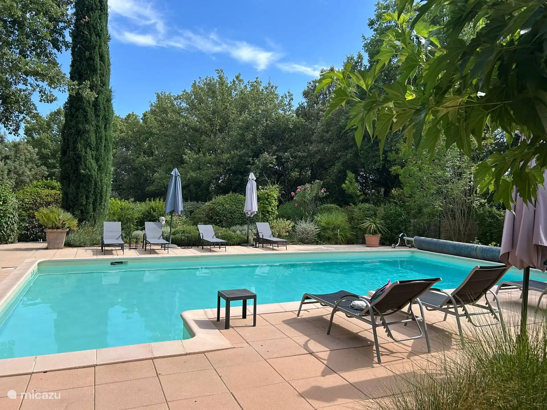 Schwimmbad mit Nachtabdeckung, Liegestühle (8). Flacher Bereich für die Kinder und Alarm.