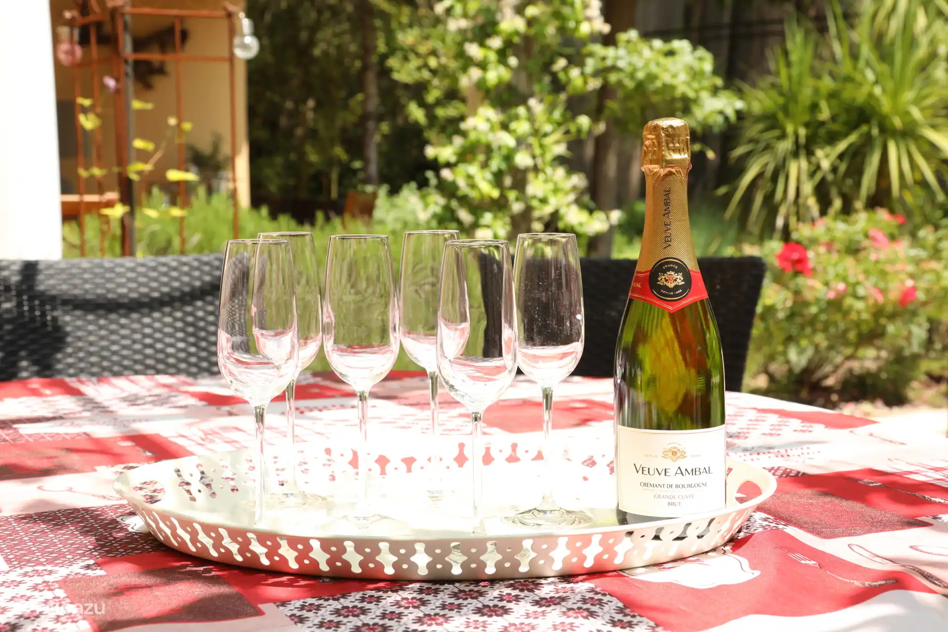 Gemütliche Aperitifs auf der Terrasse am Hauseingang.