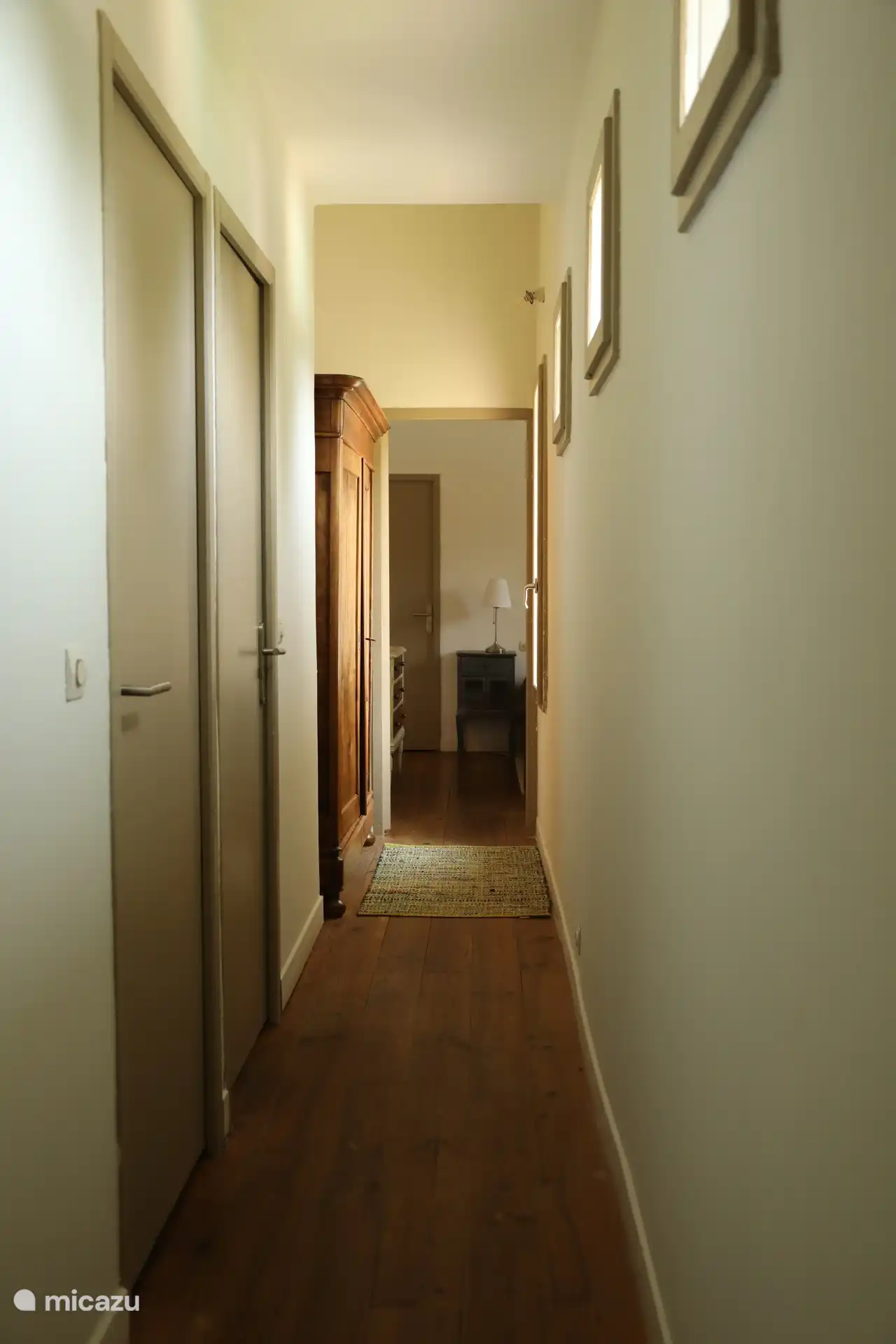 Flur oben mit Aufbewahrungsraum, zusätzlichen Kissen, Bettdecke.