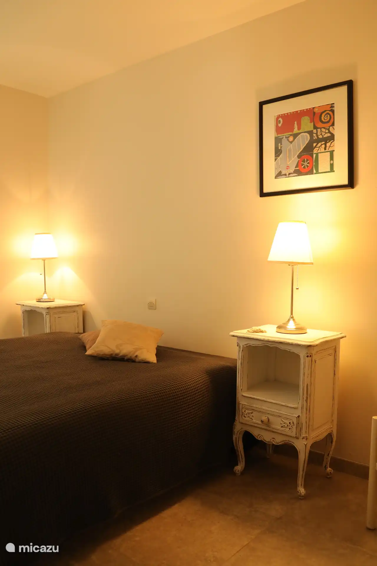 Schlafzimmer Nummer 2 (15 m²) im Erdgeschoss mit Doppelbett (Kingsize) und Möglichkeit, auf Anfrage ein zusätzliches Feldbett aufzustellen.