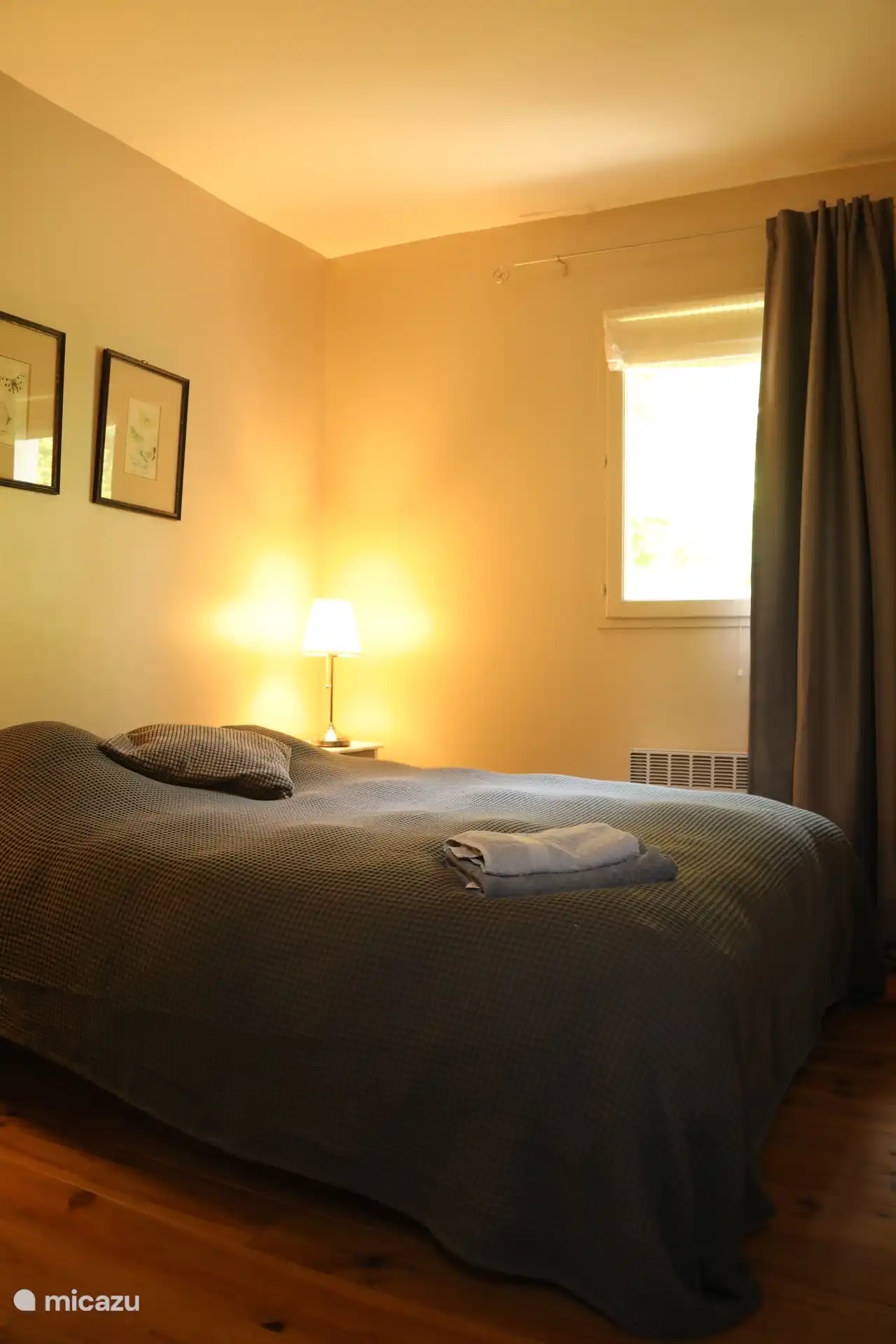 Schlafzimmer 3 (15 m3) Bett, Kleiderschrank, Nachttische, Heizlüfter, Stuhl.