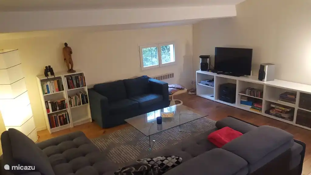Wohnzimmer 2 (Zwischenzimmer mit offenem Blick auf Wohnzimmer 1) 1. Stock (30 m²) mit geräumigem Sofa und Satellitenfernseher, Brettspielen, Büchern, 