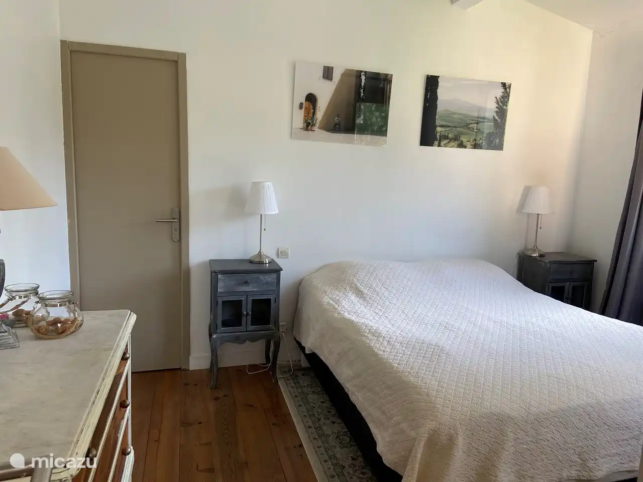 Schlafzimmer Nummer 4 (25m²) im Obergeschoss (King Size), Kommode, Wäschekorb, Ventilator, Rauchmelder. Fenster auf der Gartenseite.