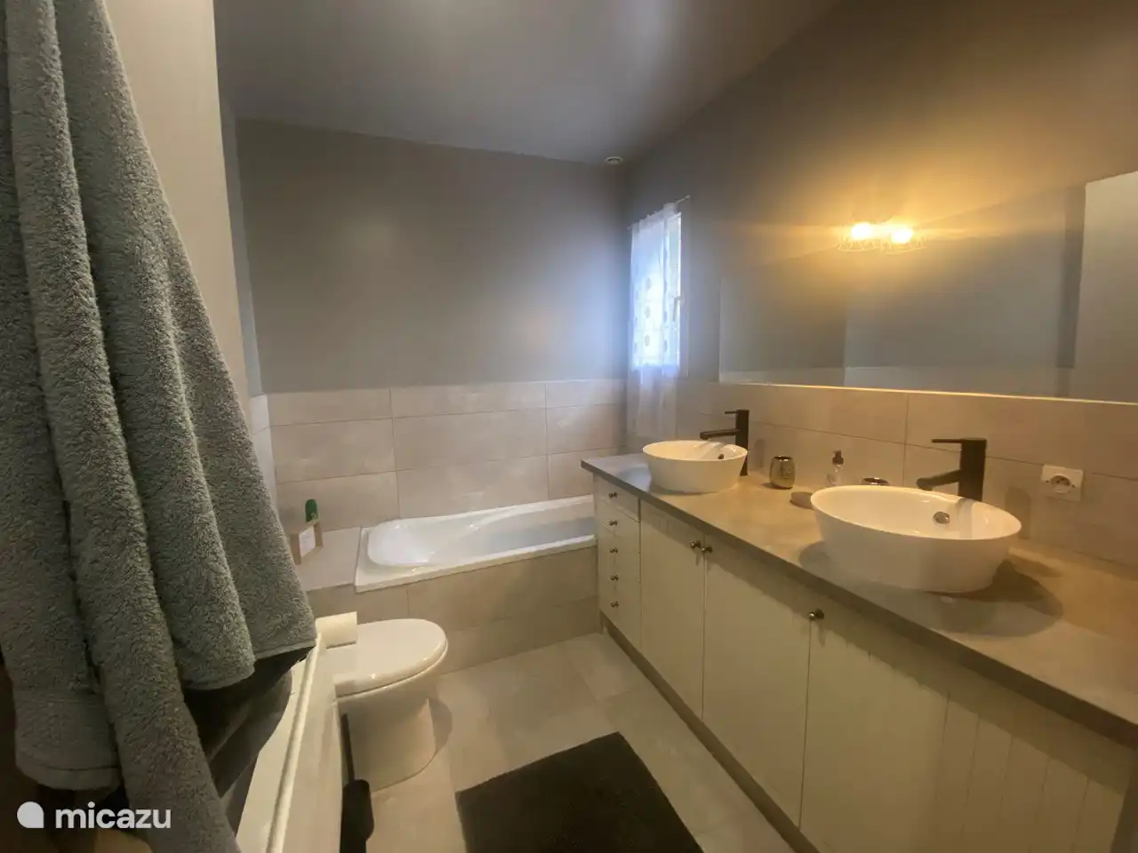 Neues Badezimmer im Erdgeschoss mit Badewanne, Dusche, Toilette, Heizung, Spiegel und Föhn