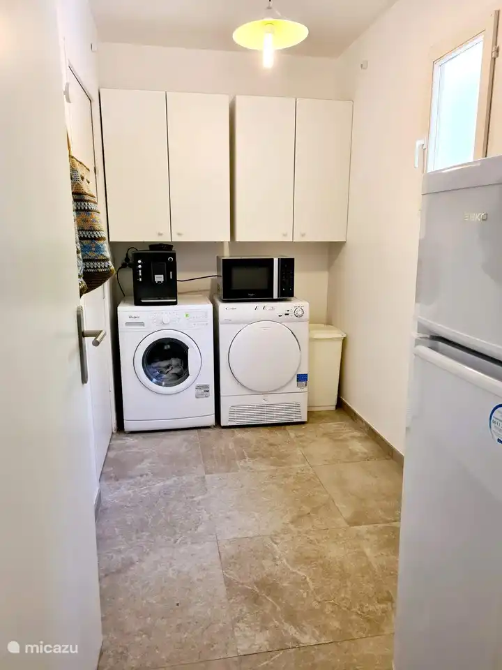 Spülküche. Zweiter Kühlschrank/Gefriertruhe, Waschmaschine und Trockner (großes Abtrocknungsgestell) stehen ebenfalls im Garten zur Verfügung. Küchengeräte, Bügelbrett und Bügeleisen. 