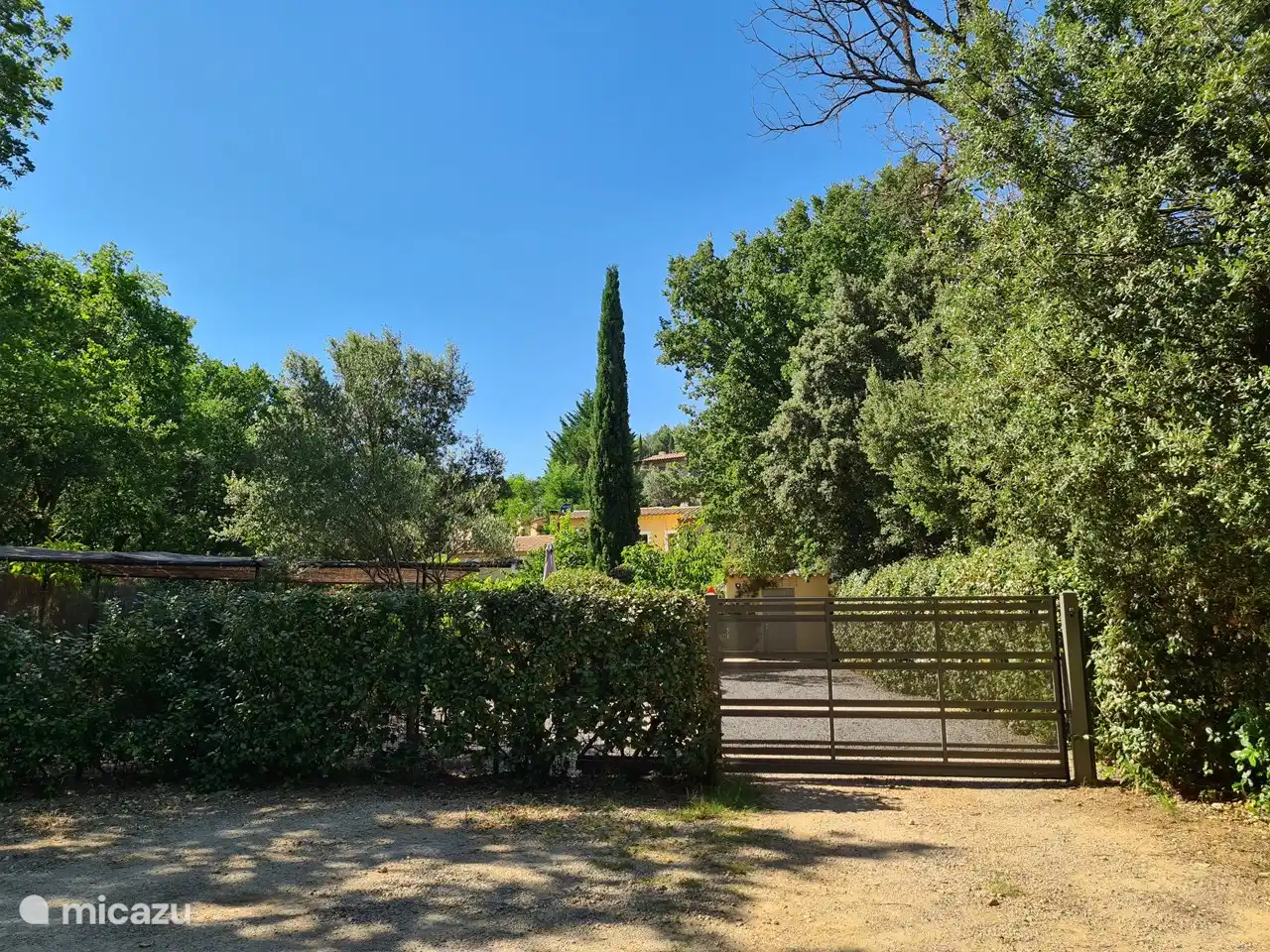 Eingang Villa - elektrisches Tor