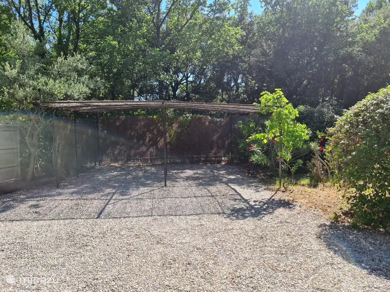 Gedeckter Carport für zwei Autos 