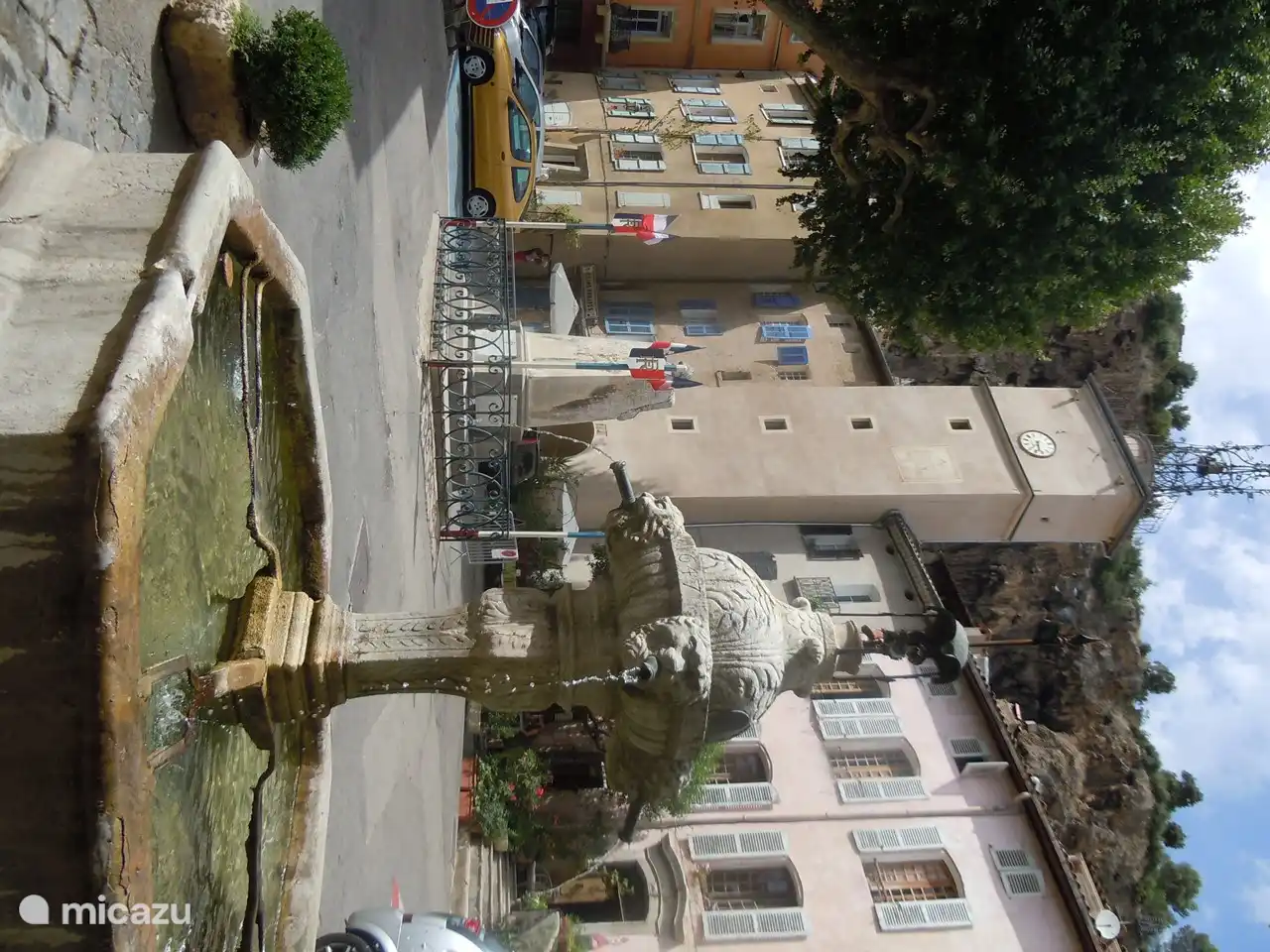 Brunnen auf dem Platz neben dem Rathaus von Cotignac