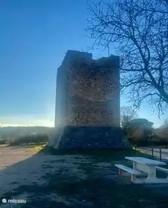 Burgruinen (Türme) oben auf dem Torffelsen.