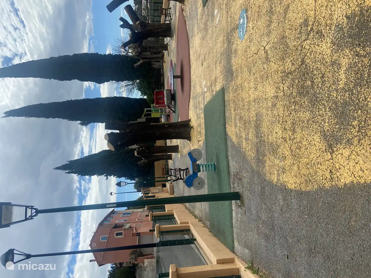 Spielplatz in Cotignac für die Kleinen. Am Kreisverkehr nehmen Sie die erste Ausfahrt Entre-Casteau.