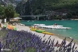 Canyoning, Kanu, Paddel, Tretboot, erleben Sie ein Abenteuer am Fuße der Klippen. Auf der Seeseite sind die Strände leicht zugänglich. Sie sind geräumig und ruhig und eignen sich sowohl zum Schwimmen als auch zum Angeln.