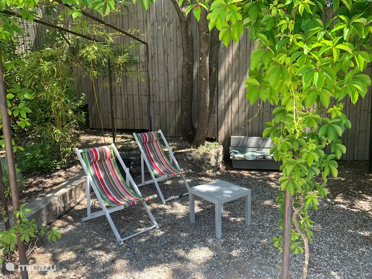 Schattiger Sitzbereich und Moskitonetz.