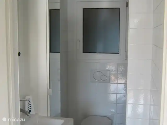 Villagio Néerlandais D09 | Italie, Lacs italiens , Brezzo di Bedero - bungalow Salle de bain, à droite des toilettes encastrées se trouve la douche