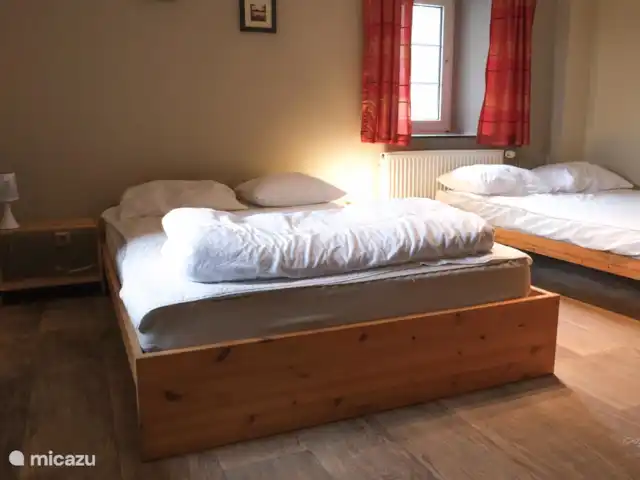 La hacienda en Bélgica, Ardenas, Büllingen - casa de campo amplio dormitorio en la planta baja