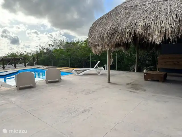 Villa Chuchubi en Curazao, Bandabou (oeste), Grote Berg - casa vacacional Terraza de palapa junto a la piscina.