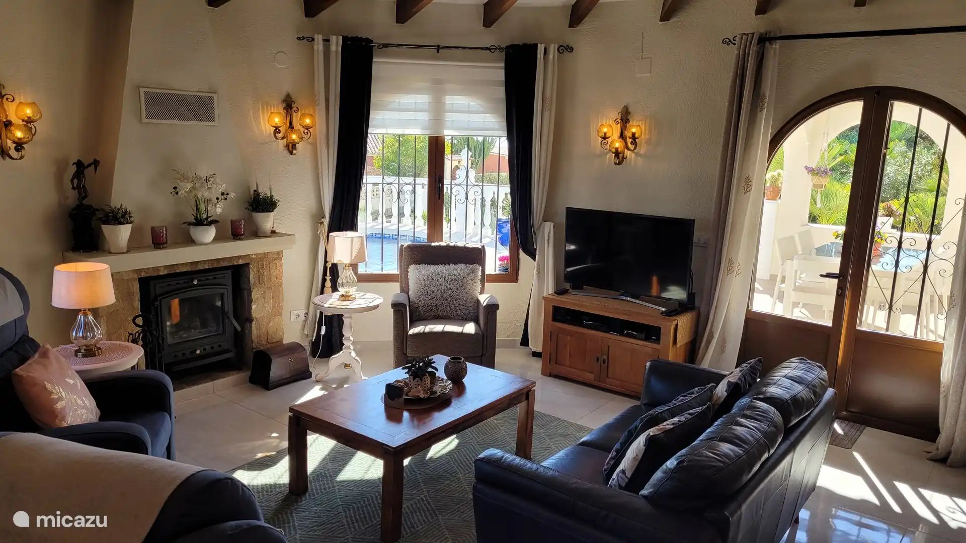 Salon avec accès à la terrasse