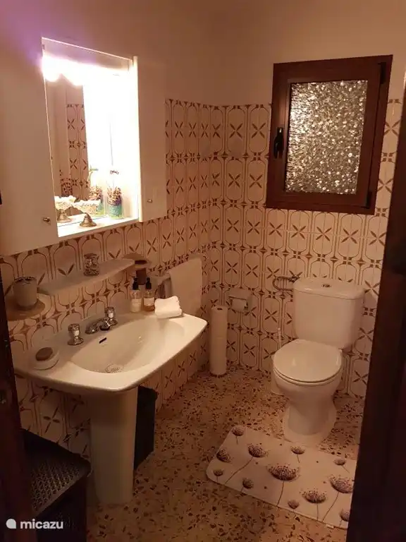 Salle de bain également avec chauffage infrarouge