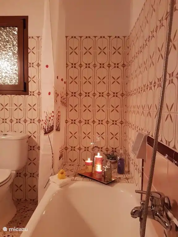 Salle de bain 1 avec baignoire et douche et chauffage infrarouge