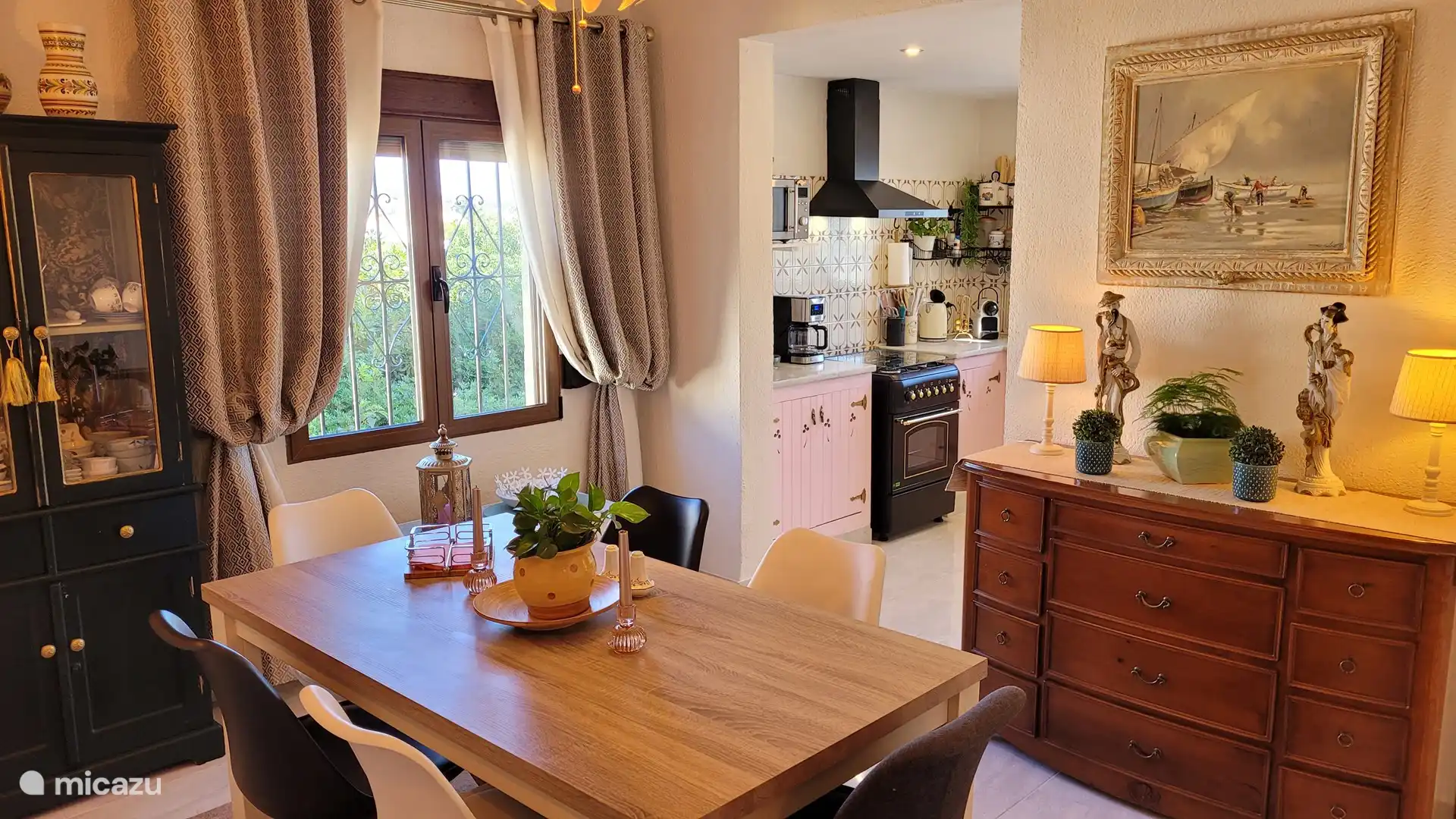 Salle à manger avec accès à la cuisine