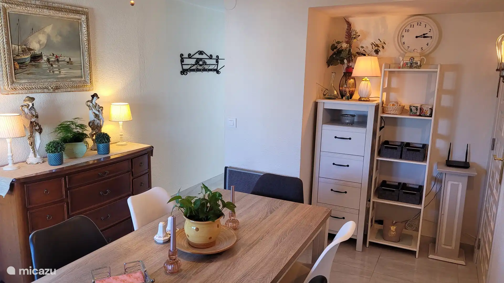 Salle à manger avec couloir menant à l’entrée