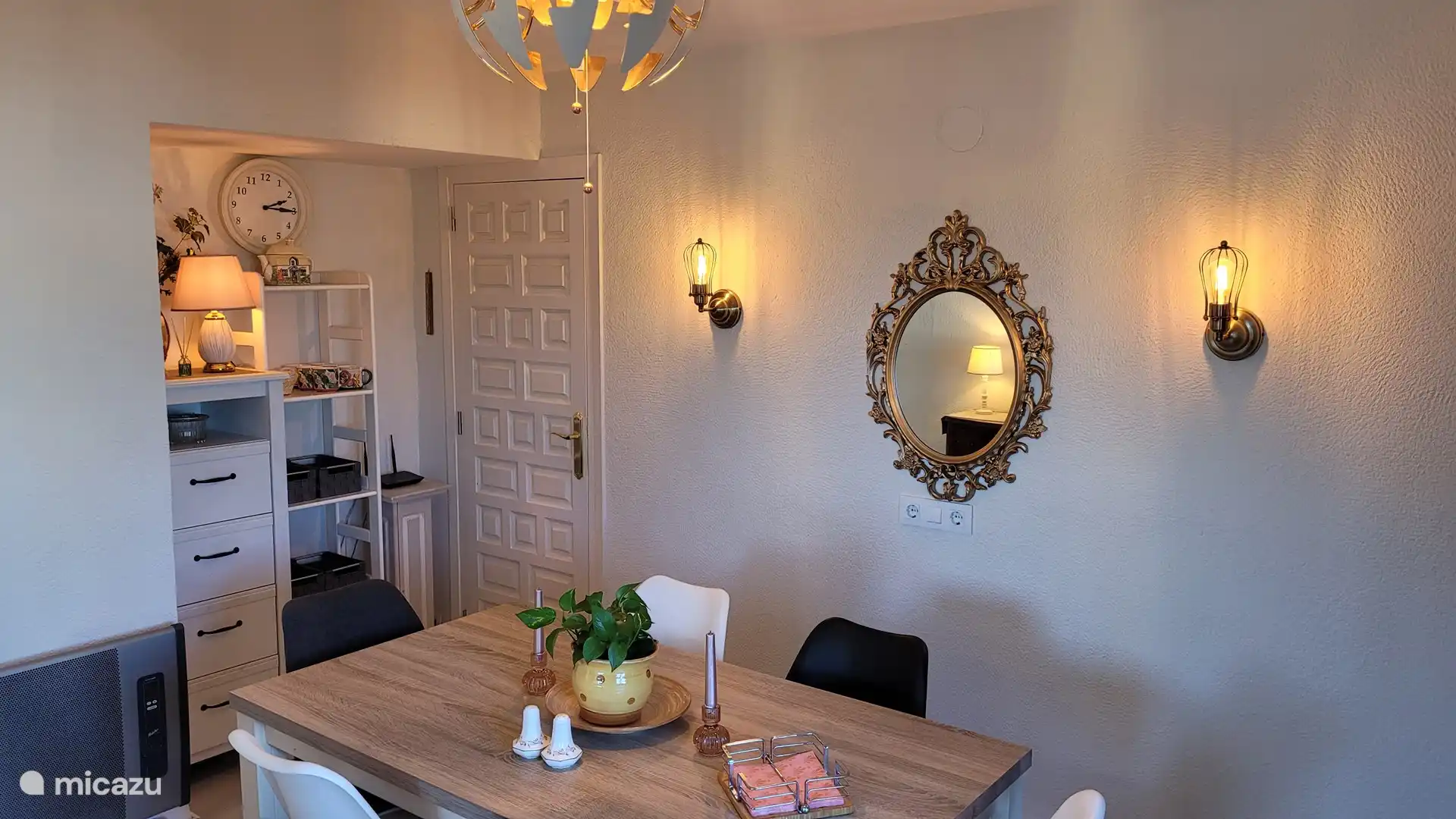 Salle à manger avec accès à la suite parentale