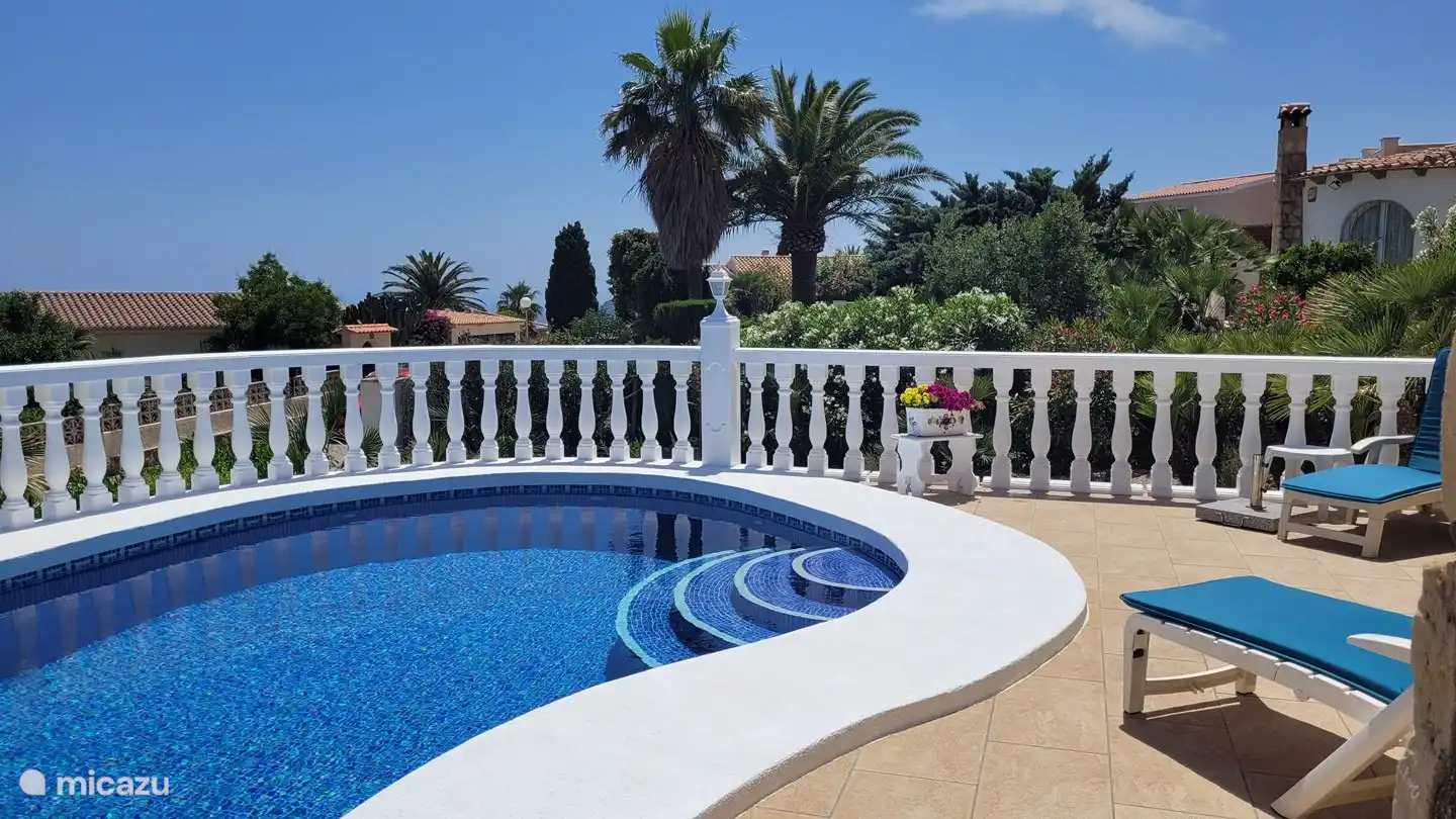 Jouit magnifiquement de la piscine et des palmiers