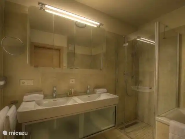appartement huren in Oostenrijk, Salzburgerland, Kaprun – Kaprun Mountain Resort TopC27 Badkamer Kaprun Mountain Resort TopC27 bij Kaprun Rentals