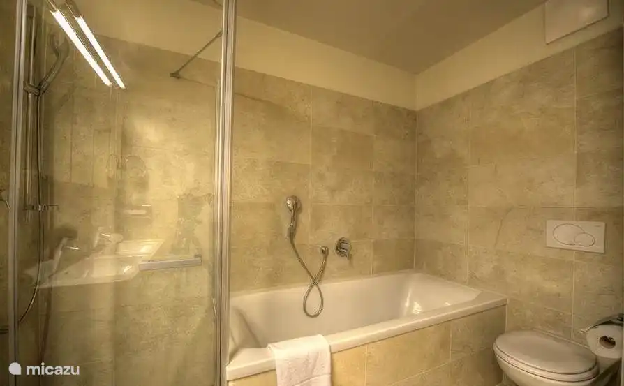 Badkamer Kaprun Mountain Resort TopC27 bij Kaprun Rentals