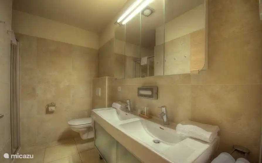 Tweede badkamer Kaprun Mountain Resort TopC27 bij Kaprun Rentals