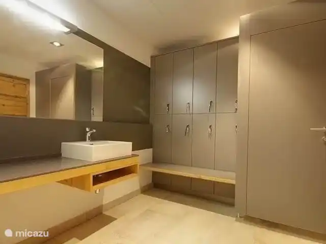appartement huren in Oostenrijk, Salzburgerland, Kaprun – Kaprun Mountain Resort TopC27 Luxe kleedkamers met lockers.