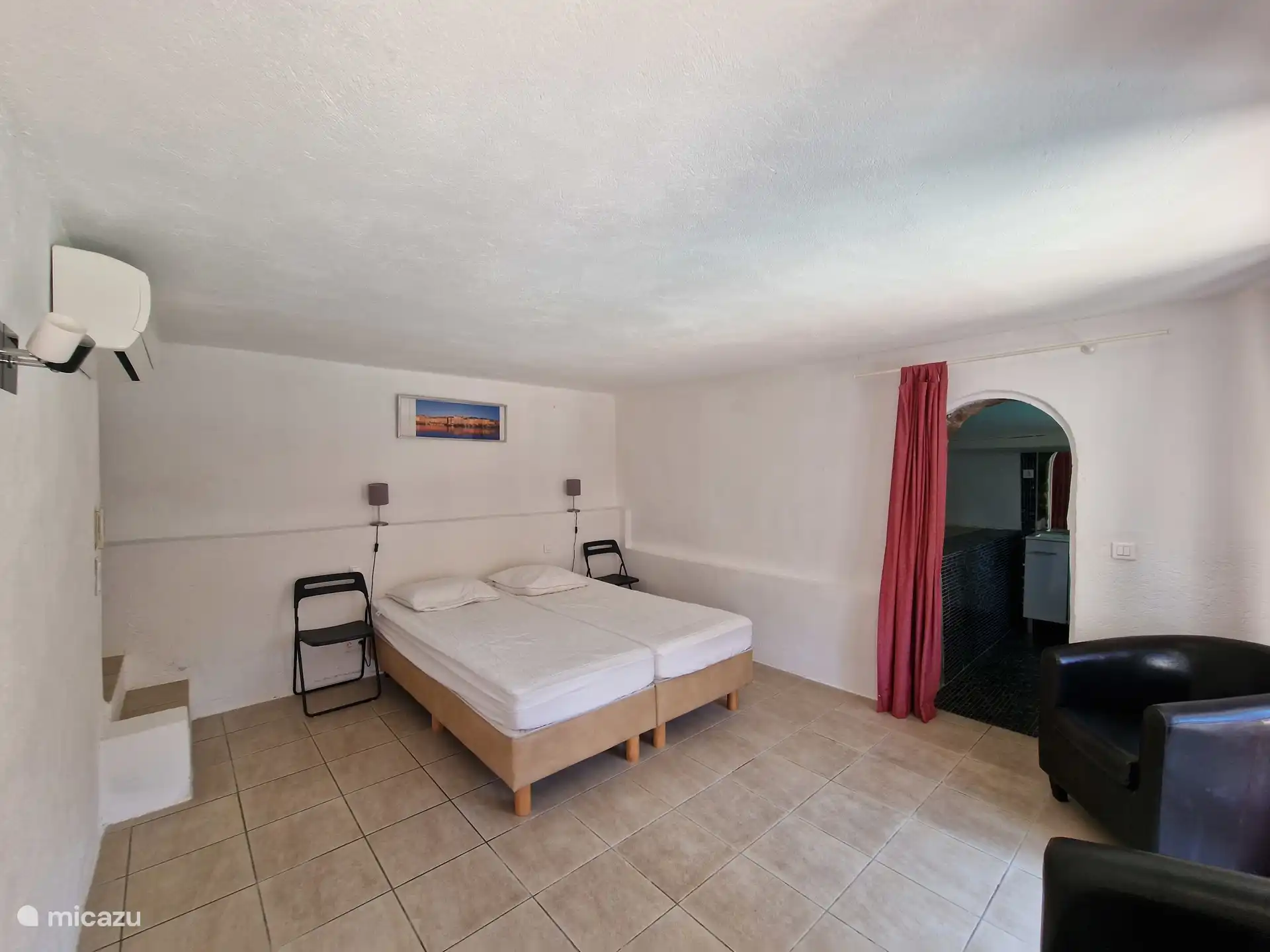 Entrada al baño desde el dormitorio