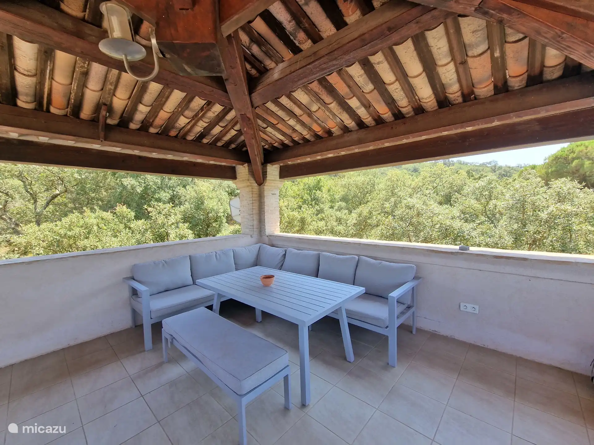 Terraza en la azotea con juego de salón / mesa de comedor