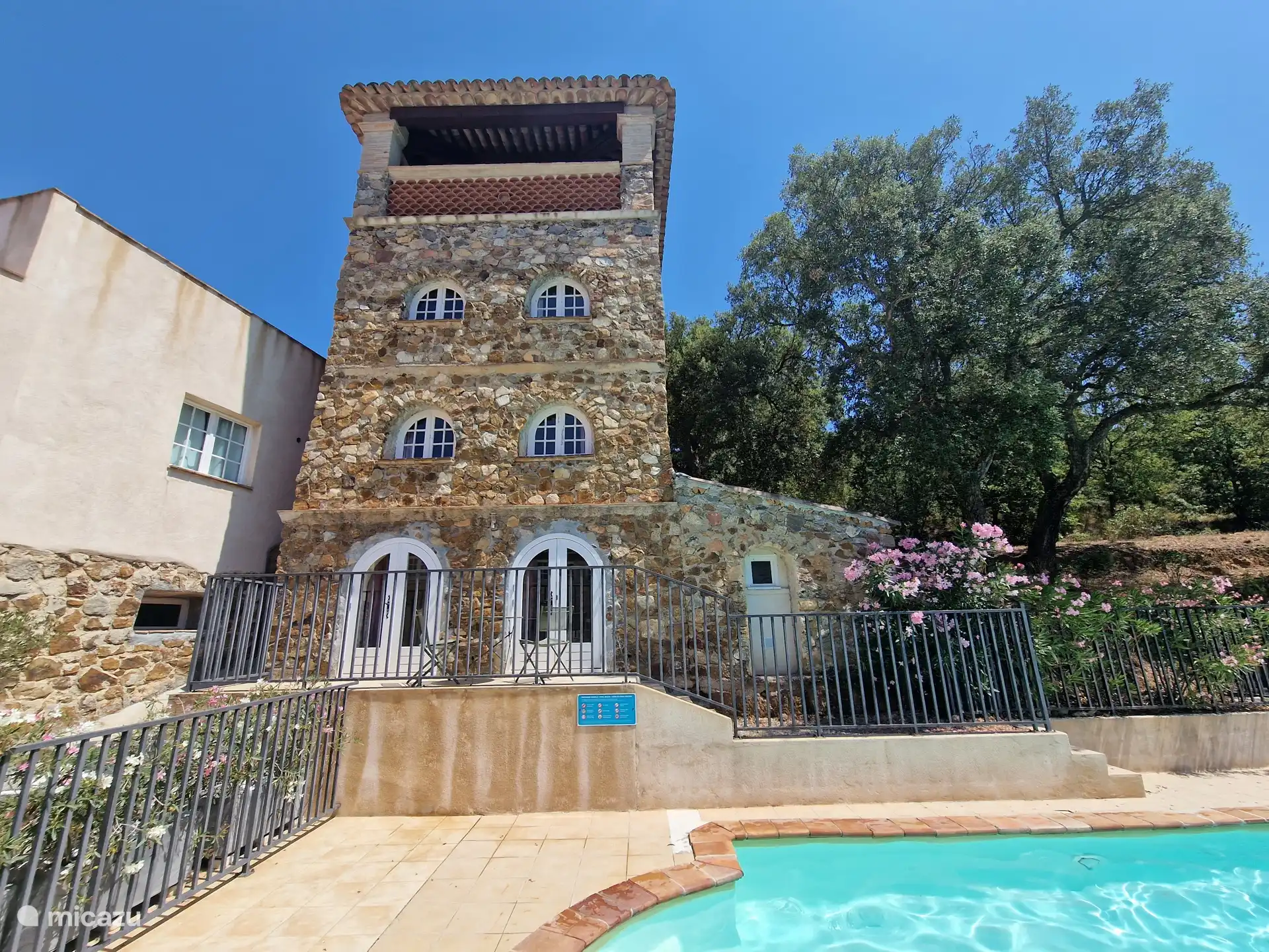 Torre trasera en la piscina