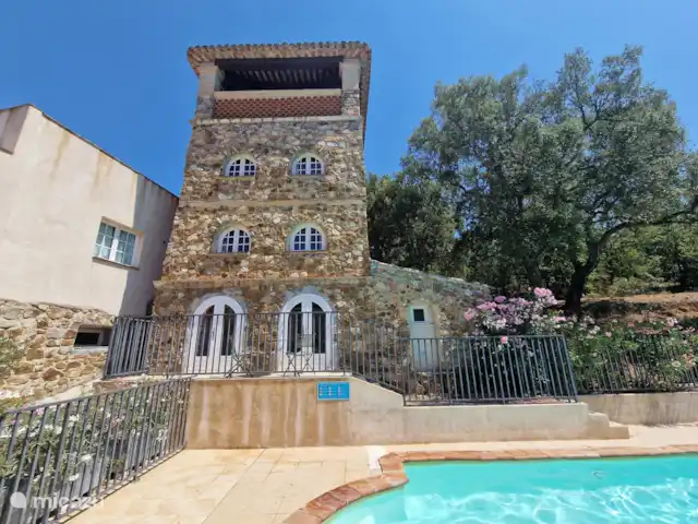 Torre Hameau des Claudins nº 9 en Francia, Costa Azul, Le Plan-de-la-Tour - casa vacacional Torre trasera en la piscina