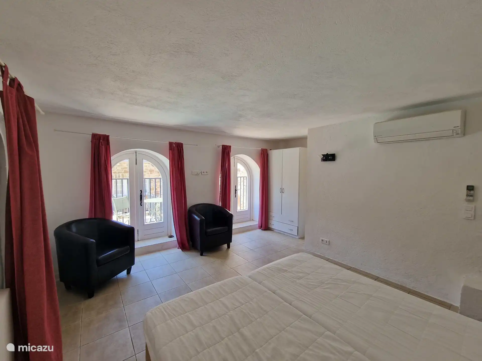 Dormitorio doble con aire acondicionado y zonas de estar