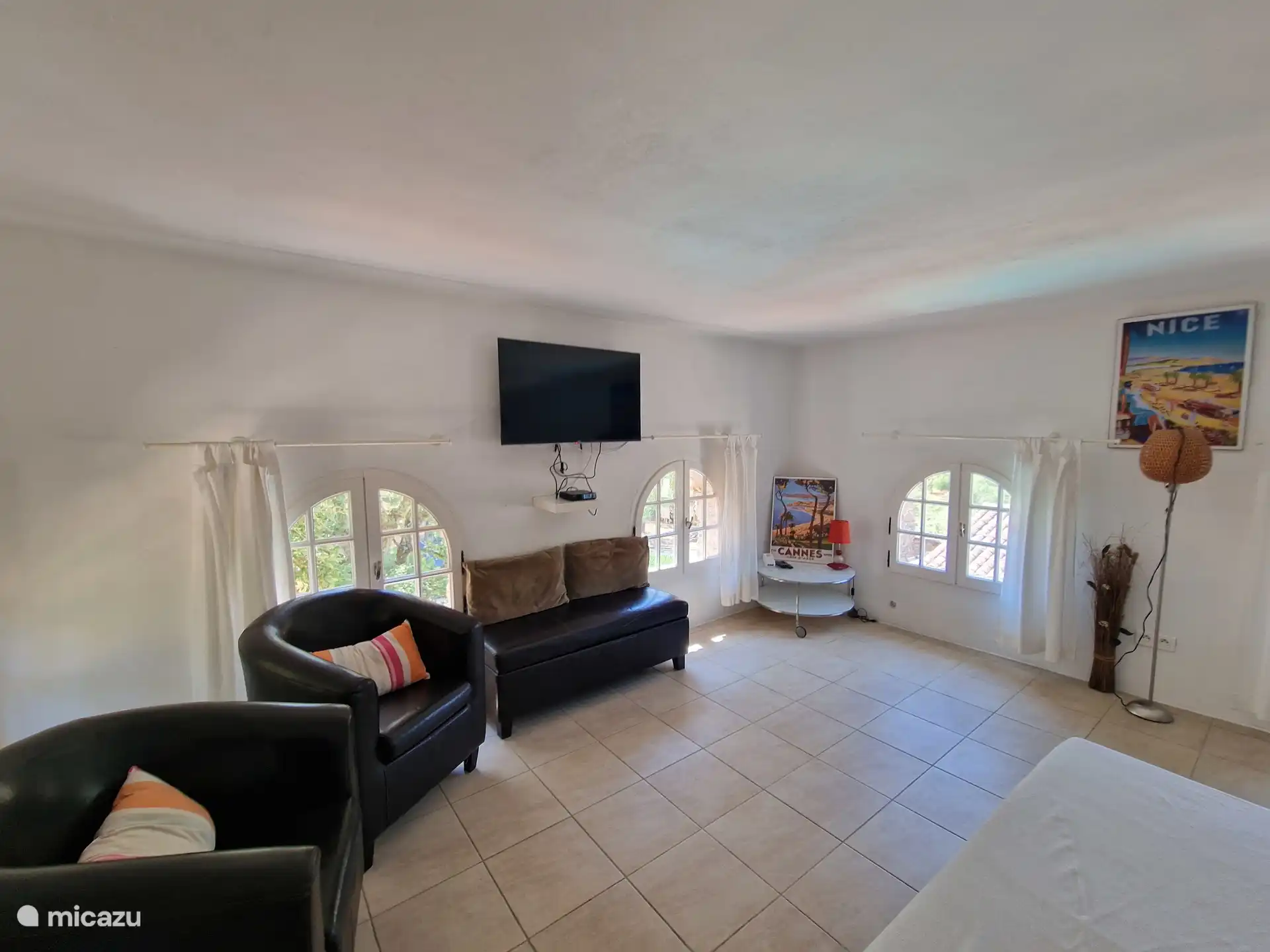 Sala de estar con asientos, TV y sofá cama