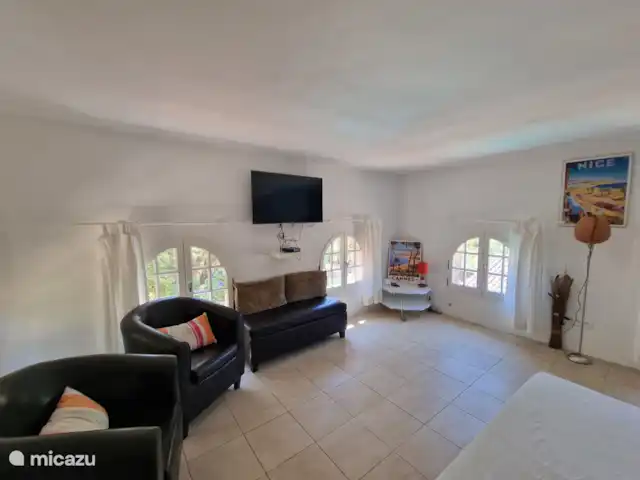 Torre Hameau des Claudins nº 9 en Francia, Costa Azul, Le Plan-de-la-Tour - casa vacacional Sala de estar con asientos, TV y sofá cama