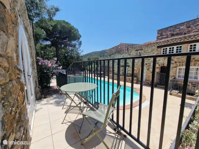 Torre Hameau des Claudins nº 9 en Francia, Costa Azul, Le Plan-de-la-Tour - casa vacacional Terraza junto a la piscina