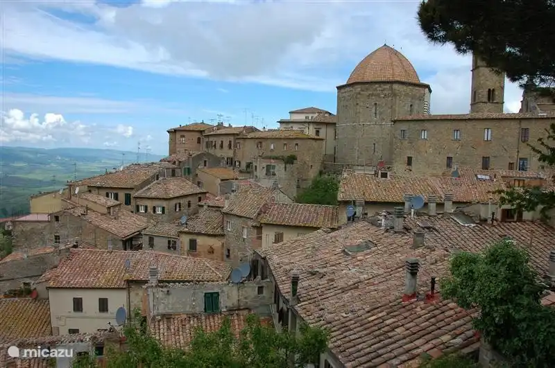 Volterra es el pueblo que se puede ver en la colina desde nuestra casa.
Restaurantes, museos, teatros, supermercados y acogedoras calles etruscas completan el cuadro.