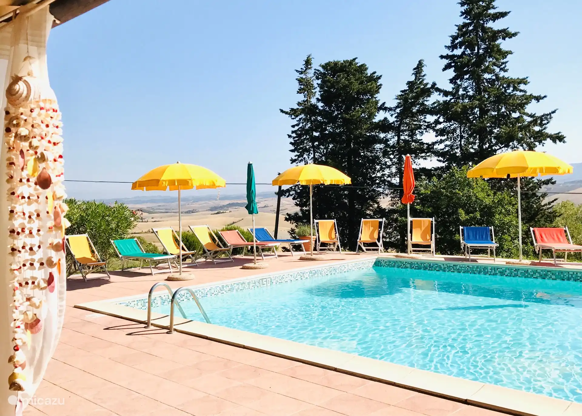 Piscine avec terrasse spacieuse et chaises longues

