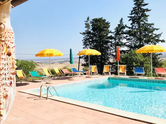 Location de Vacances Italie, Toscane, Montecatini Val Di Cecina, appartement - CERVO-2 Piscine avec terrasse spacieuse et chaises longues