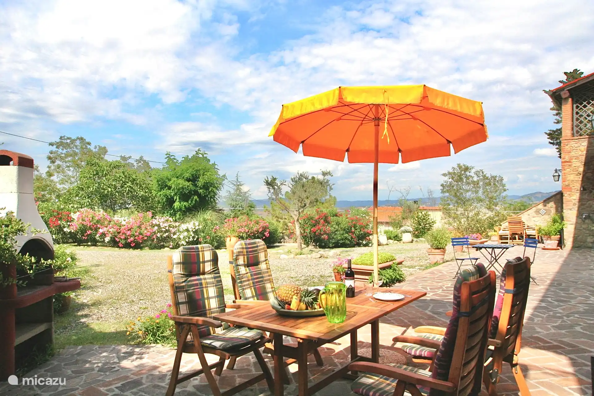 La terrasse privative est située directement sur le jardin paysager