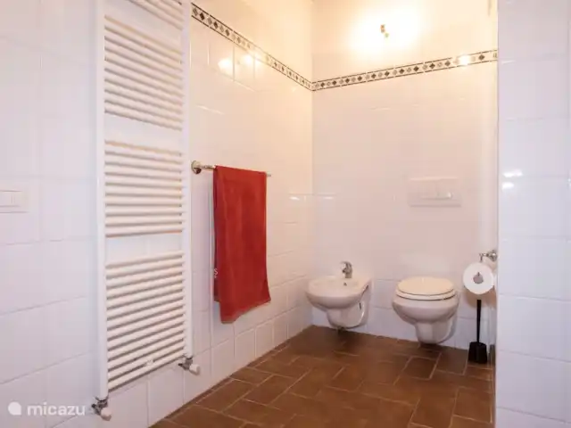 Location de Vacances Italie, Toscane, Montecatini Val Di Cecina, appartement - CERVO-2 Le bidet et les toilettes.