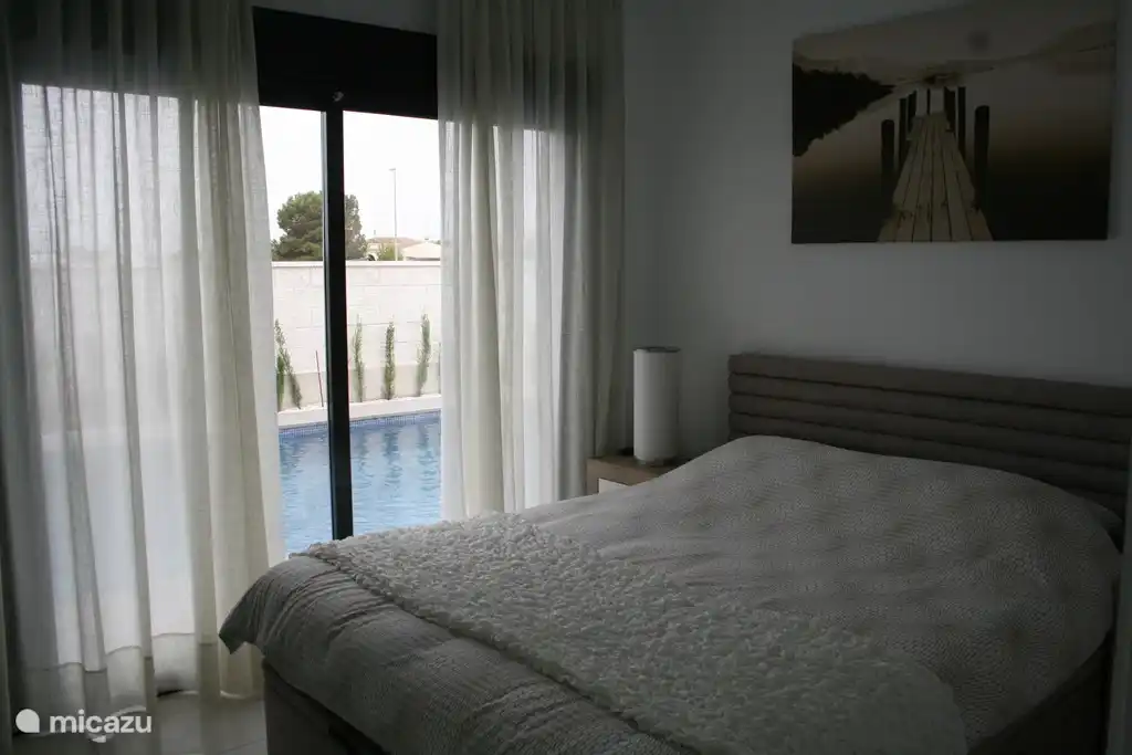 Zweites Schlafzimmer mit Doppelbett im Erdgeschoss.