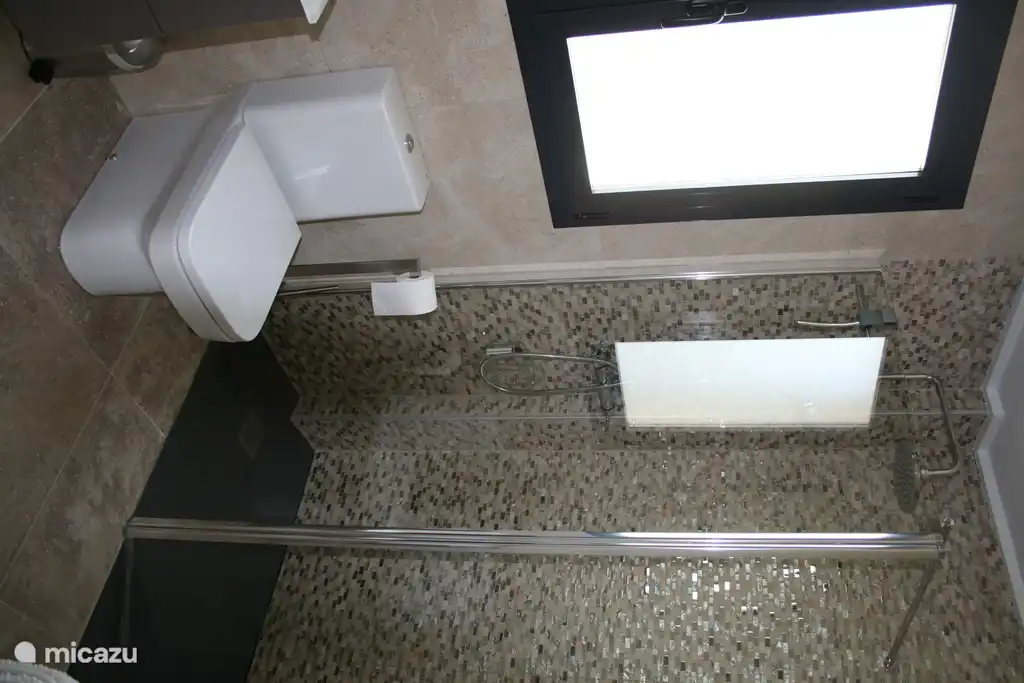 Badezimmer im Erdgeschoss mit Dusche regen.